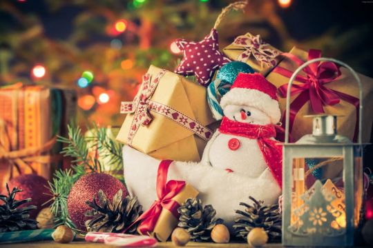 Вывески с надписью  «С Новым годом» 2022