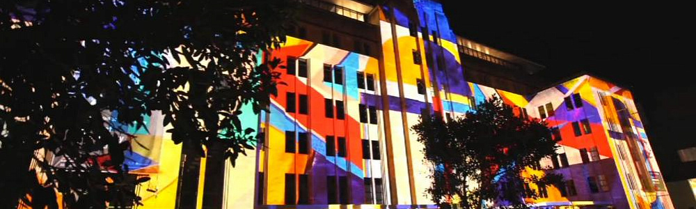 Динамичная архитектурная подсветка, меняющая цвет и форму по специально заданному алгоритму.