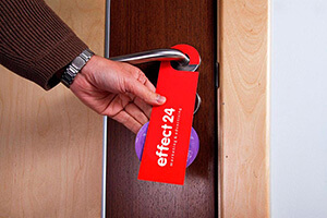 Реклама на дверных ручках