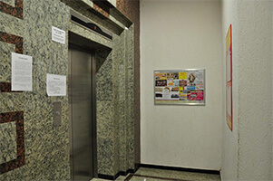 Реклама на стендах в лифтах