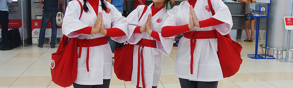 Девушки промоутеры в красно-белых жилетах