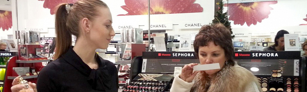 Акция по спреингу в парфюмерном магазине