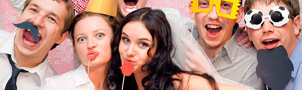 Посетители фотобудки с аксессуарами для прикольных фото