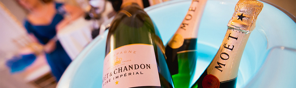 Фуршет и алкогольные напитки на светском мероприятии