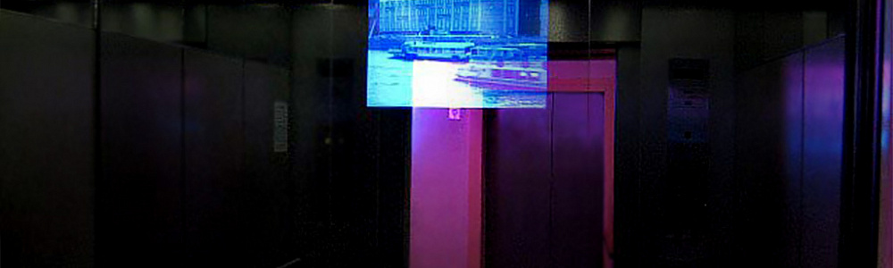 Размещение видеорекламы на зеркалах в кабине лифта жилого дома