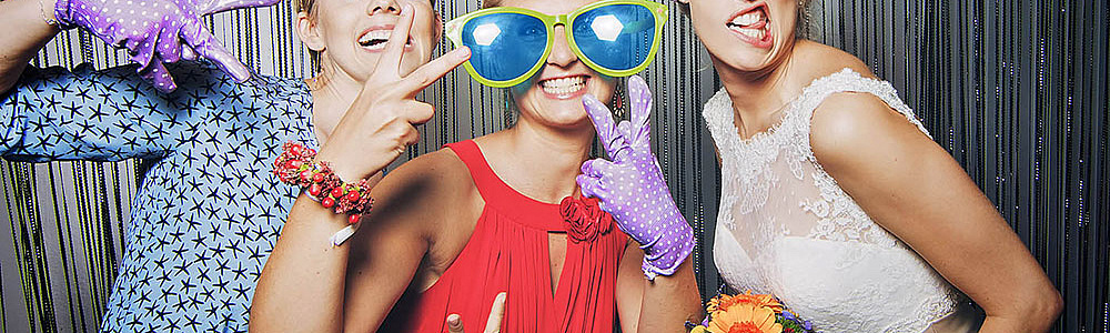 Посетители фотобудки с аксессуарами для прикольных фото