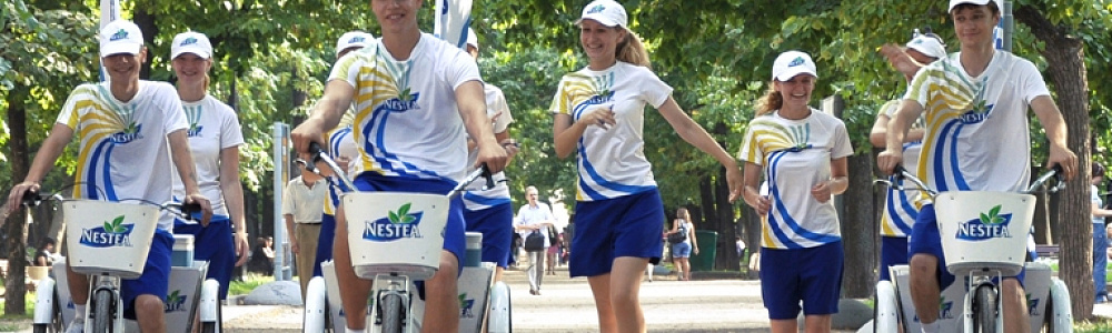 Униформа и велосипеды для наиболее красочного восприятия акции и оперативной раздачи продукции