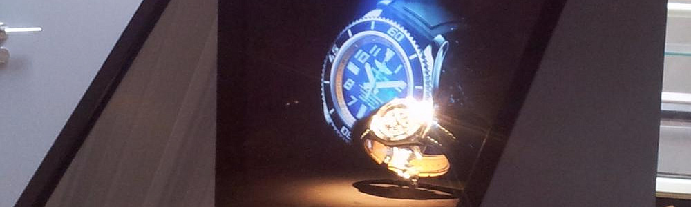 Голограмма часового механизма в специальной голографической пирамиде