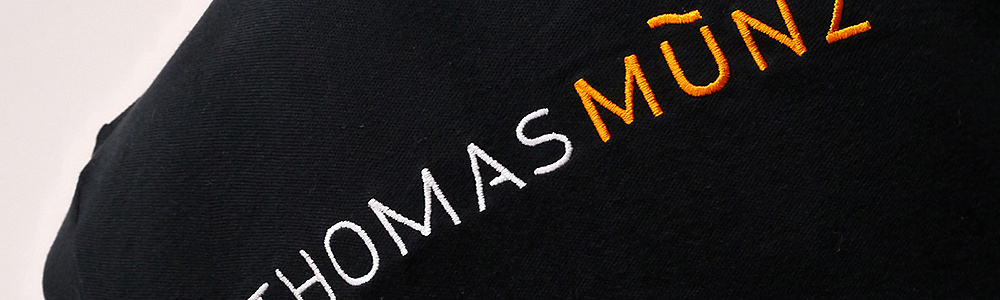 Черное поло с нанесением логотипа методом вышивки