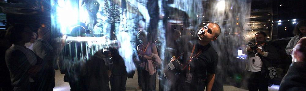 Туман экран (дымовой экран) и посетители выставки