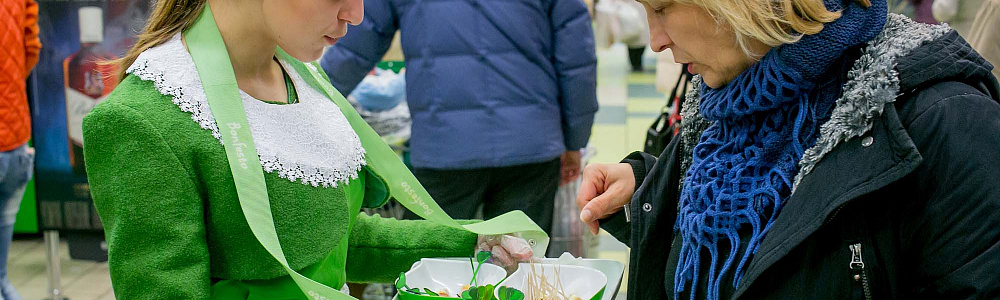 Девушка промоутер на дегустации сыров в салатовом платье