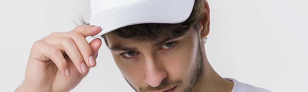 Промоутер в бейсболке с логотипом СовкомБанк